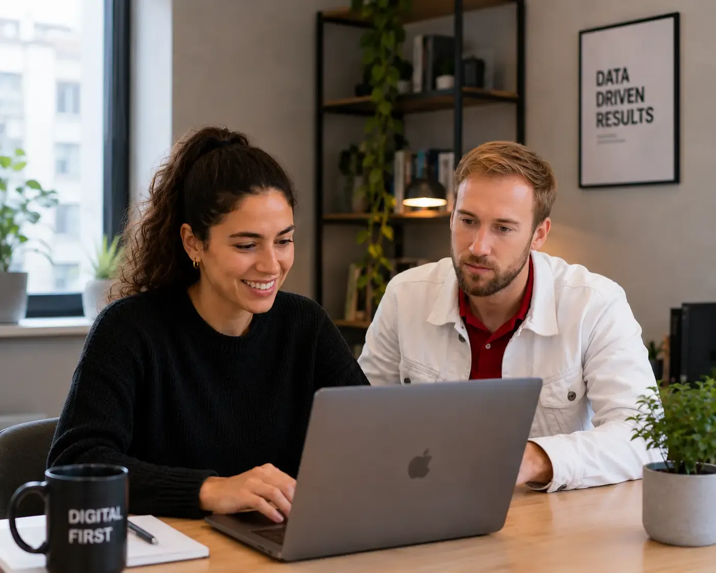 Samen de campagneresultaten doornemen achter een laptop